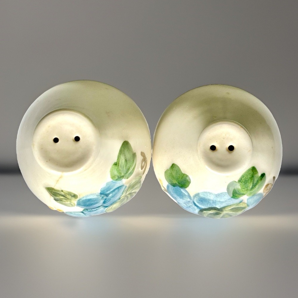 Metlox Poppytrail  Sculptured Grape Salt & Pepper Shakers - Picture 4 of 5